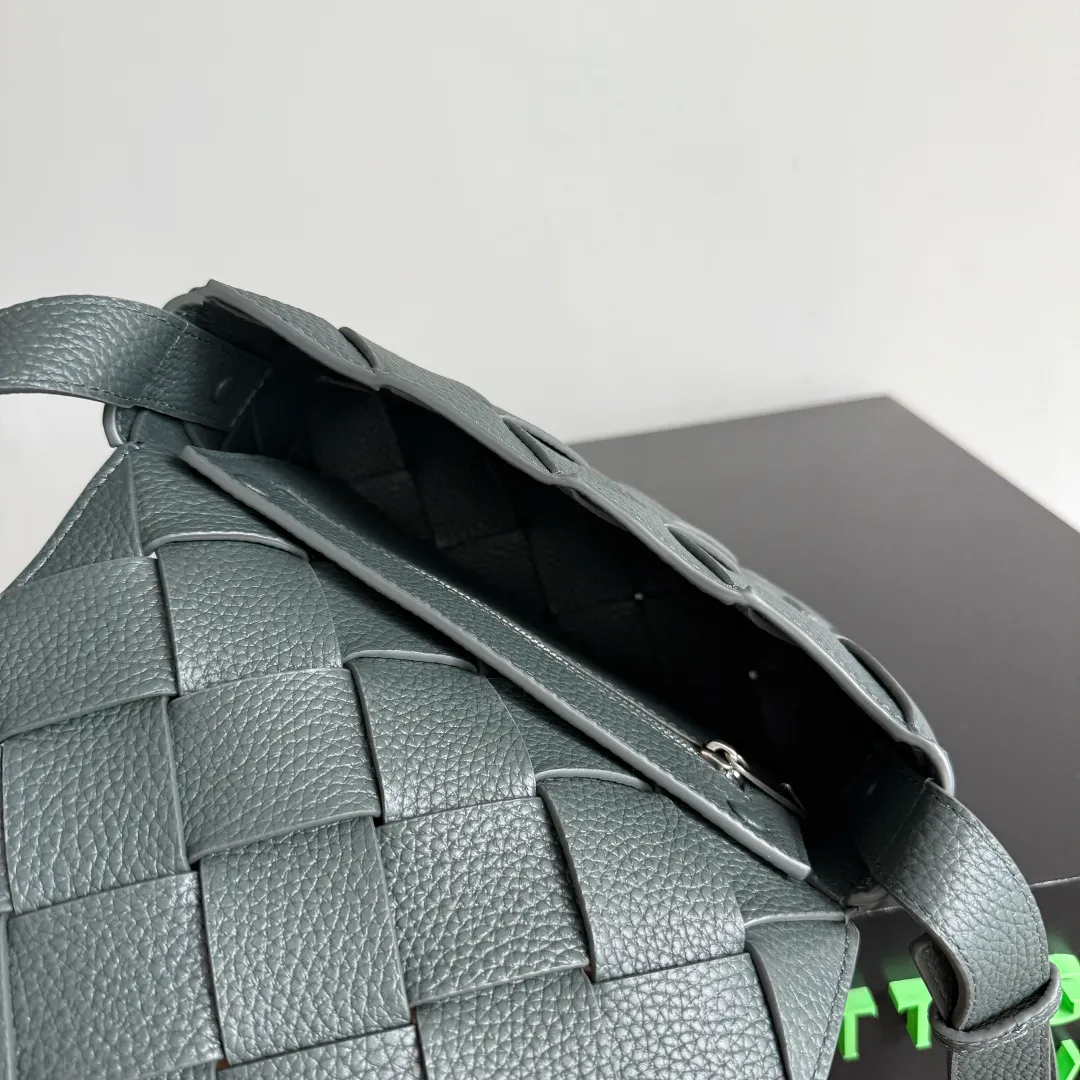 Batch 1860 BOTTEGA VENETA new Diago crossbody bag The diagonally built dynamic silhouette shows unique ingenuity. As a member of the B family's early autumn series, it uses the highest quality calfskin. The entire bag is softer, thicker and heavier, and durable. It is equipped with an adjustable strap. The texture of the 3cm wide leather strap is very similar to the litchi pattern. It is slightly stiffer than the litchi pattern. It is low-key, luxurious and full of connotation. It is refreshing and comfortable to match the upper body. Hu Yitian was also successfully captured by it. Style number: 795637 Size: 22.5*16.5*5.5cm